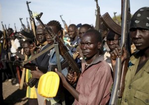 Jikany Nuer White Army fighters holds their weapons in Upper Nile State, South Sudan February 10, 2014. REUTERS/Goran Tomasevic