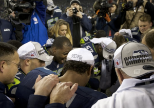 Wilson leads both Seahawks and Packers in a post-game sideline prayer