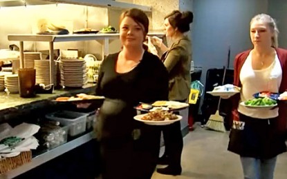 Customer blesses pregnant waitress with $900 tip