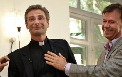Catholic Priest Comes Out Of Closet, Tells Parishioners Being Gay Is In The ‘Likeness Of God’ Gets Standing Ovation
